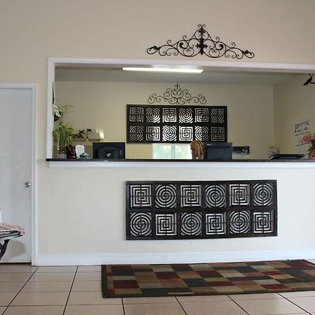 Travelers Inn Кингсленд Екстериор снимка