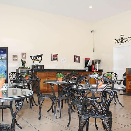 Travelers Inn Кингсленд Екстериор снимка